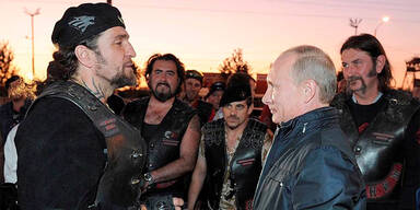 Putin kurvt auf Trike zu Biker-Treffen 
