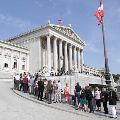 Prammer im Parlament aufgebahrt