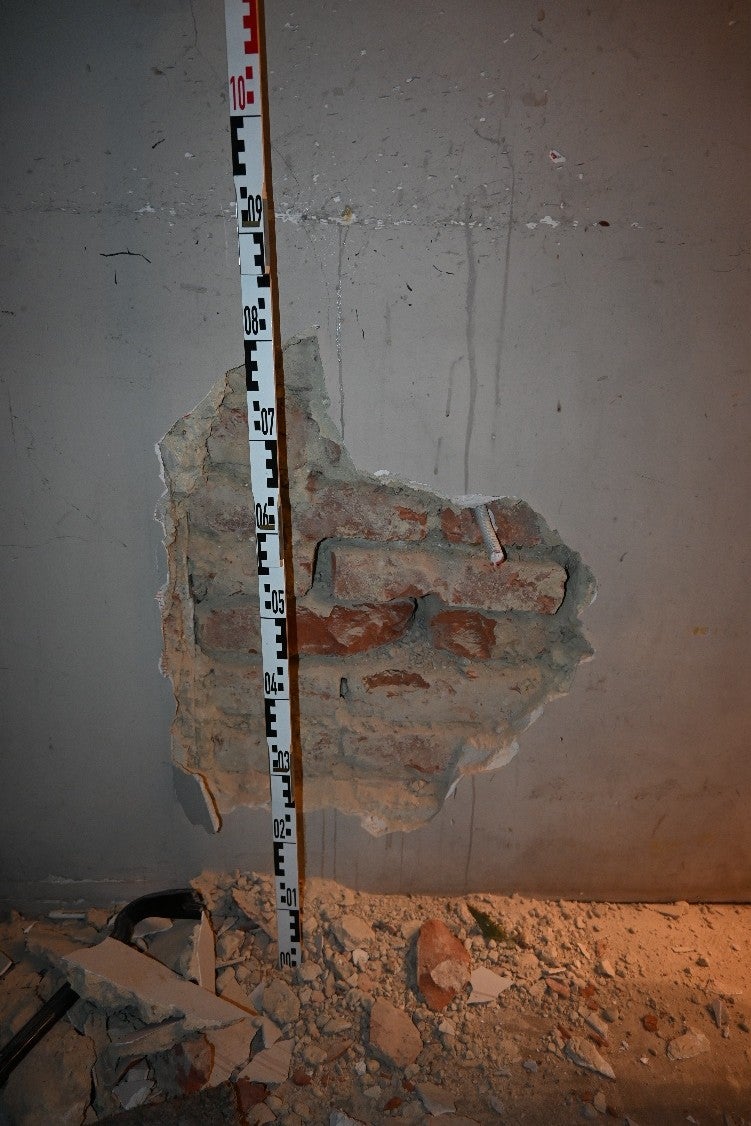 Duo beim Versuch, durch eine Geschäftsmauer zu brechen, erwischt.