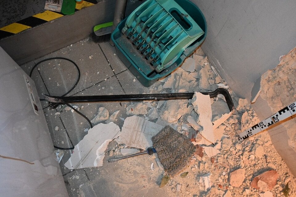 Duo beim Versuch, durch eine Geschäftsmauer zu brechen, erwischt.