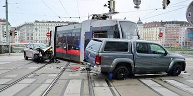 Leichtverletzte bei Verkehrsunfall zwischen Stra&szlig;enbahn und zwei PKW