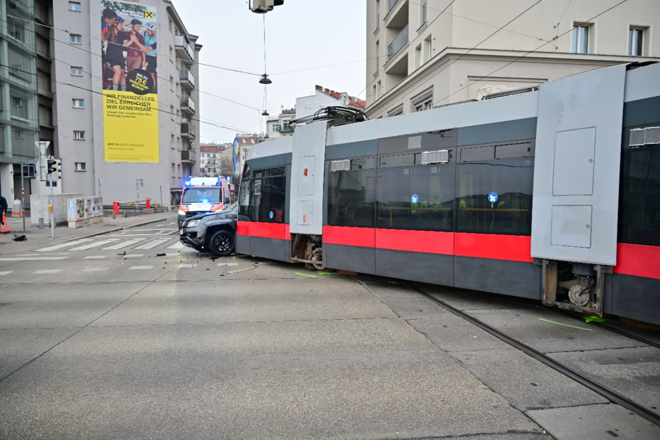 Leichtverletzte bei Verkehrsunfall zwischen Straßenbahn und zwei PKW