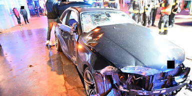 Auto-Lenker crasht auf Gehsteig und tötet Fußgänger