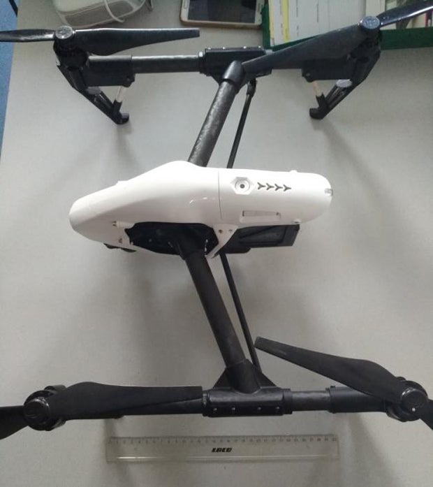 Drohne crasht fast Polizei-Hubschrauber