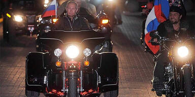 Putin kurvt auf Trike zu Biker-Treffen 