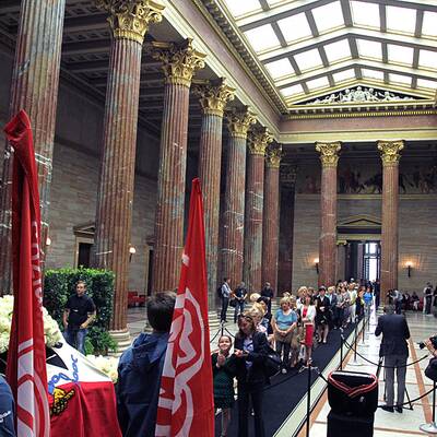 Prammer im Parlament aufgebahrt
