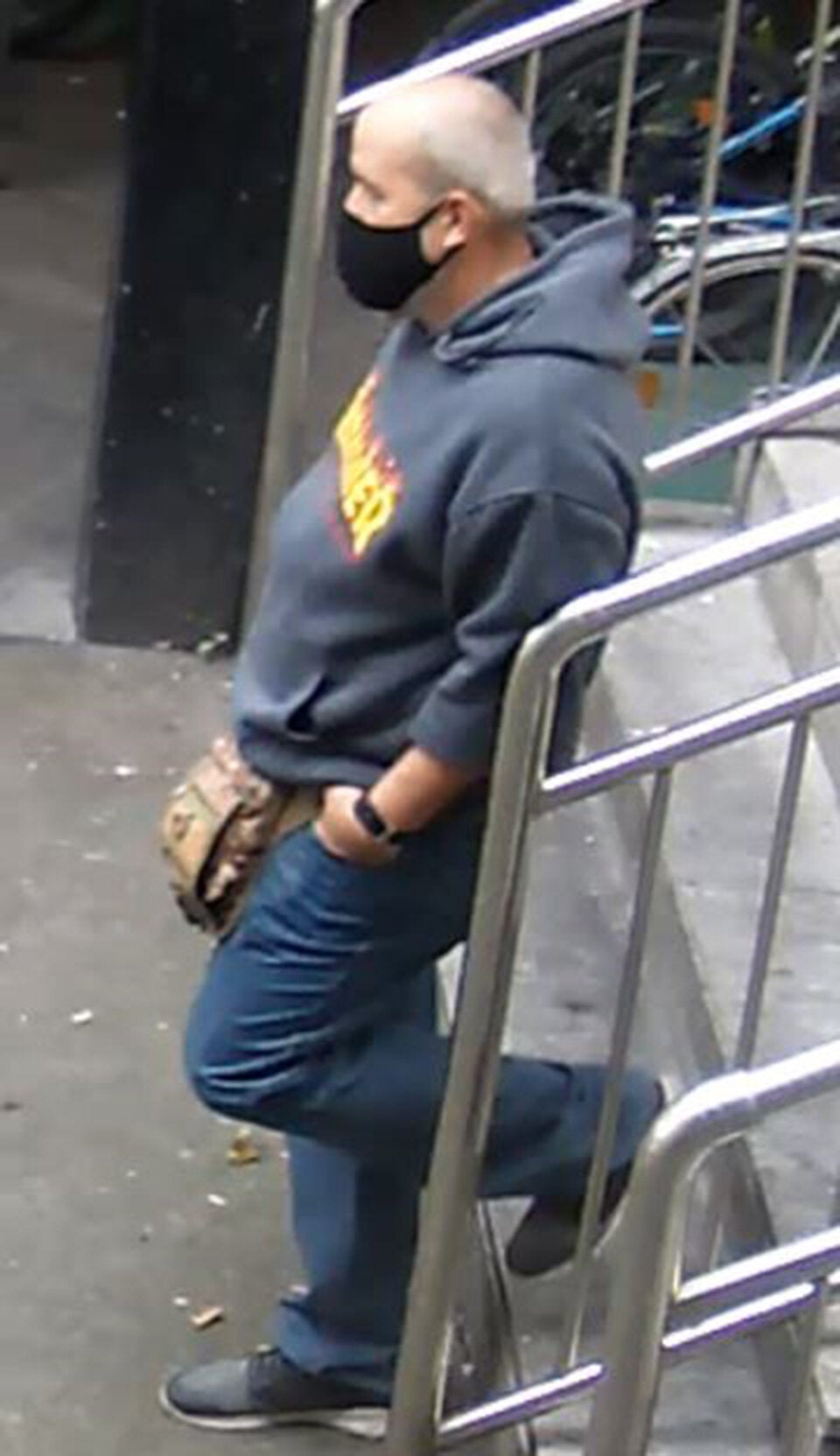 Wenn Sie diesen Mann sehen, rufen Sie die Polizei