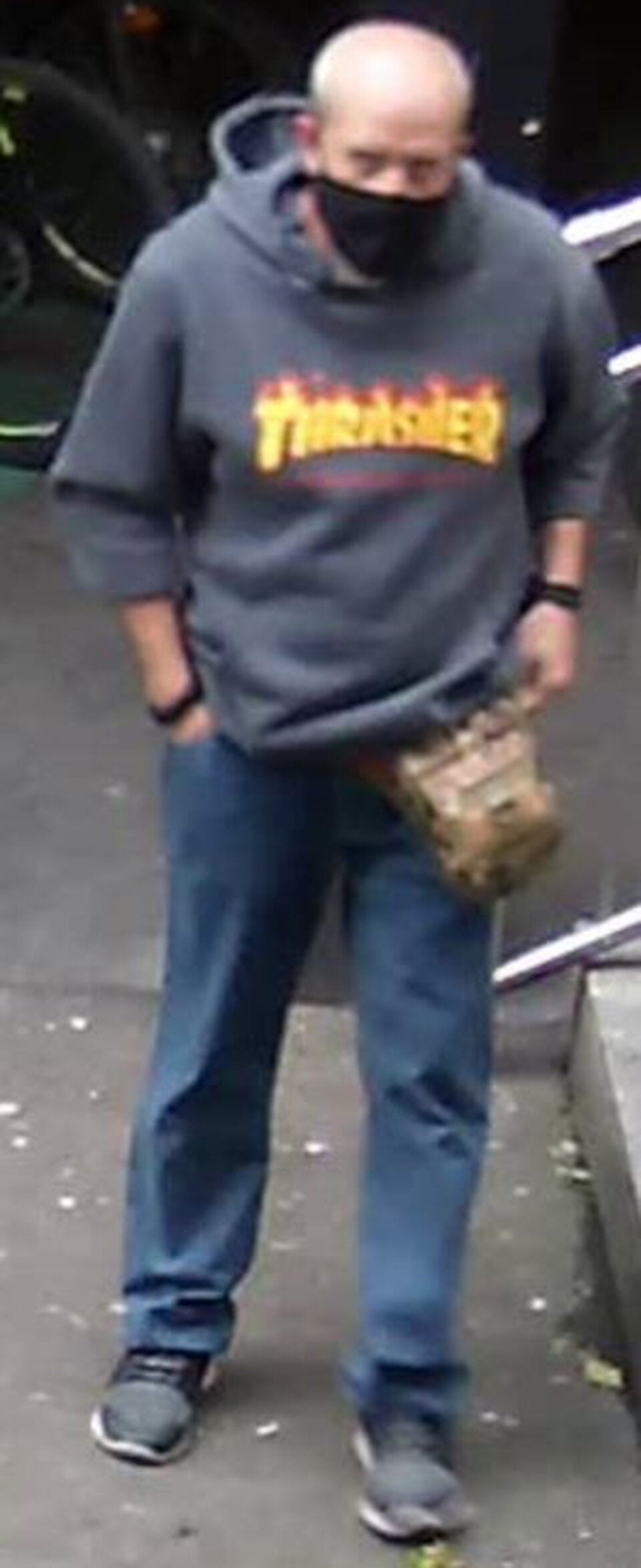 Wenn Sie diesen Mann sehen, rufen Sie die Polizei