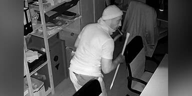Erwischt! Einbrecher leuchtet sein Fahndungsfoto selbst aus