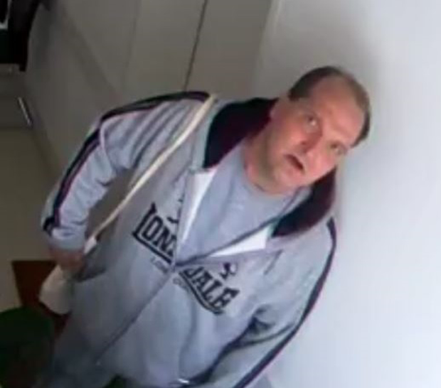 Arztpraxis ausgeraubt: Wer kennt diesen Mann?