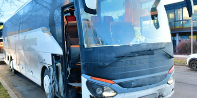 Busfahrer eingeschlafen: Mehrere Verletzte bei schwerem Crash