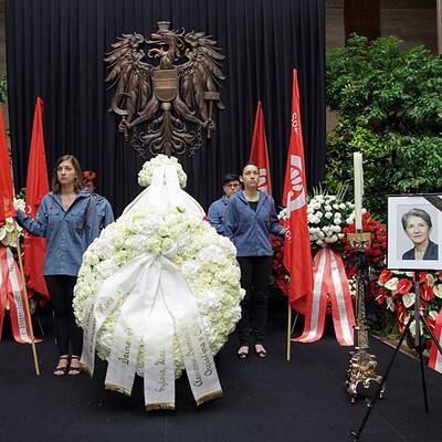 Prammer im Parlament aufgebahrt