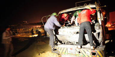 Bus kracht in Tankwagen: 57 Tote 