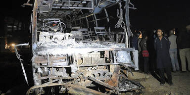 Bus kracht in Tankwagen: 57 Tote 