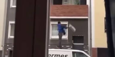 Unglaublich! Bote stellt Paket via Balkon-Wurf zu