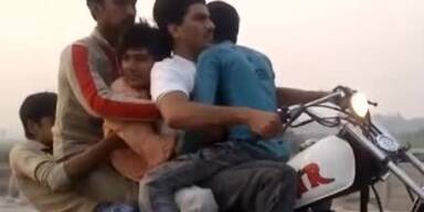 Unglaublich: 5 Teenager auf einem Motorrad