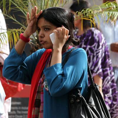 Im 700 km entfernten pakistansichen Karachi werden Gebäude evakuiert. 