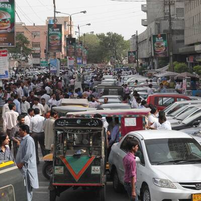 Im 700 km entfernten pakistansichen Karachi werden Gebäude evakuiert. 