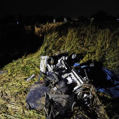 Boeing stürzt in Dorf