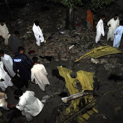 Boeing stürzt in Dorf