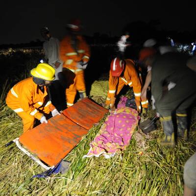 Boeing stürzt in Dorf