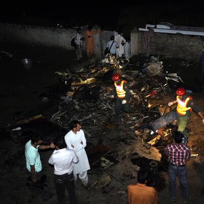 Boeing stürzt in Dorf