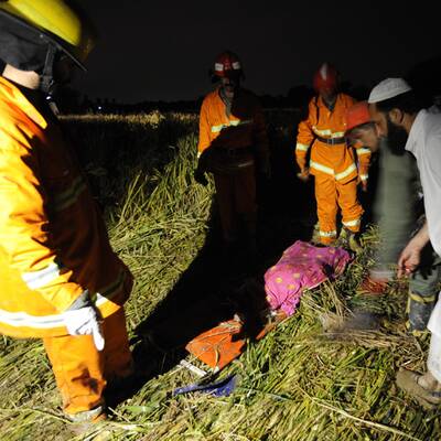 Boeing stürzt in Dorf