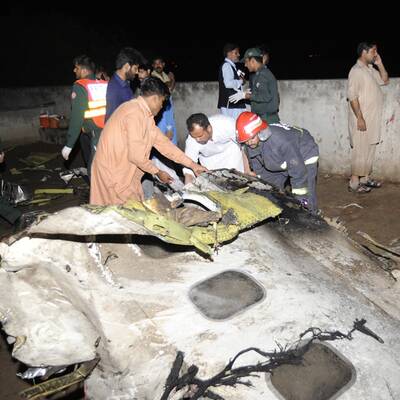 Boeing stürzt in Dorf