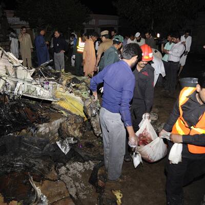 Boeing stürzt in Dorf