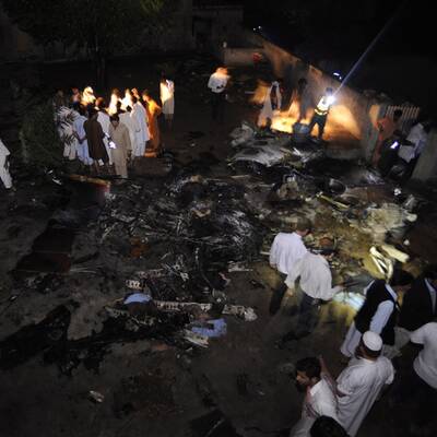 Boeing stürzt in Dorf