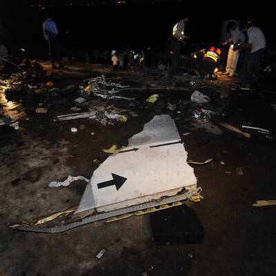 Boeing stürzt in Dorf