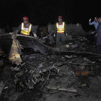 Boeing stürzt in Dorf