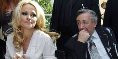 Pamela Anderson zickt bei Lugner