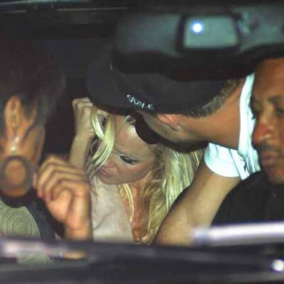 Wet-T-Shirt-Contest? Pammie nass & wild!