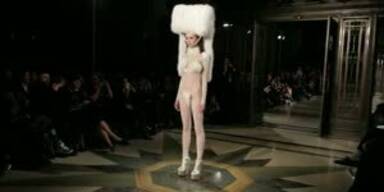 London: Nackte Models auf dem Runway