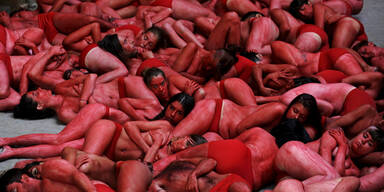 Nackter Protest gegen Stierhatz