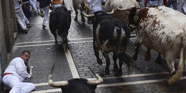 Stierhatz: Bulle spießt Läufer auf  