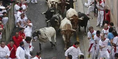 Stierhatz: Bulle spießt Läufer auf  