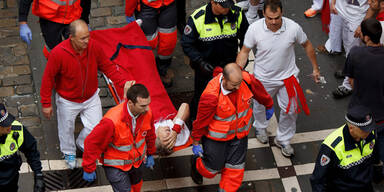 Stierhatz: Bulle spießt Läufer auf  