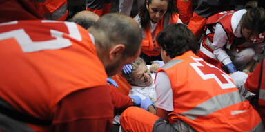 Stierhatz: Bulle spießt Läufer auf  