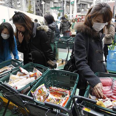 Die Menschen stürmen die Supermärkte