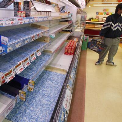 Die Menschen stürmen die Supermärkte