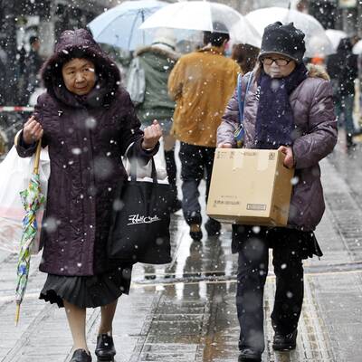 Die Menschen stürmen die Supermärkte