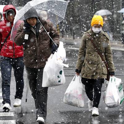 Die Menschen stürmen die Supermärkte