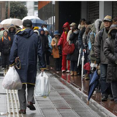 Die Menschen stürmen die Supermärkte