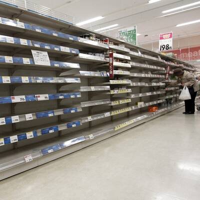 Die Menschen stürmen die Supermärkte