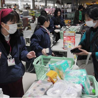 Die Menschen stürmen die Supermärkte