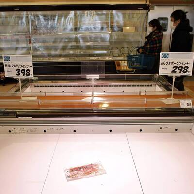 Die Menschen stürmen die Supermärkte