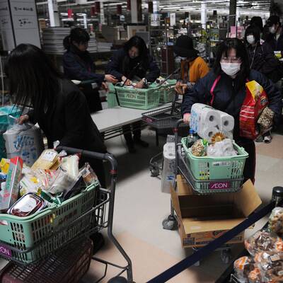 Die Menschen stürmen die Supermärkte