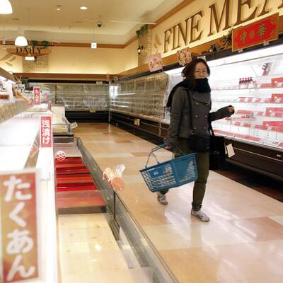 Die Menschen stürmen die Supermärkte